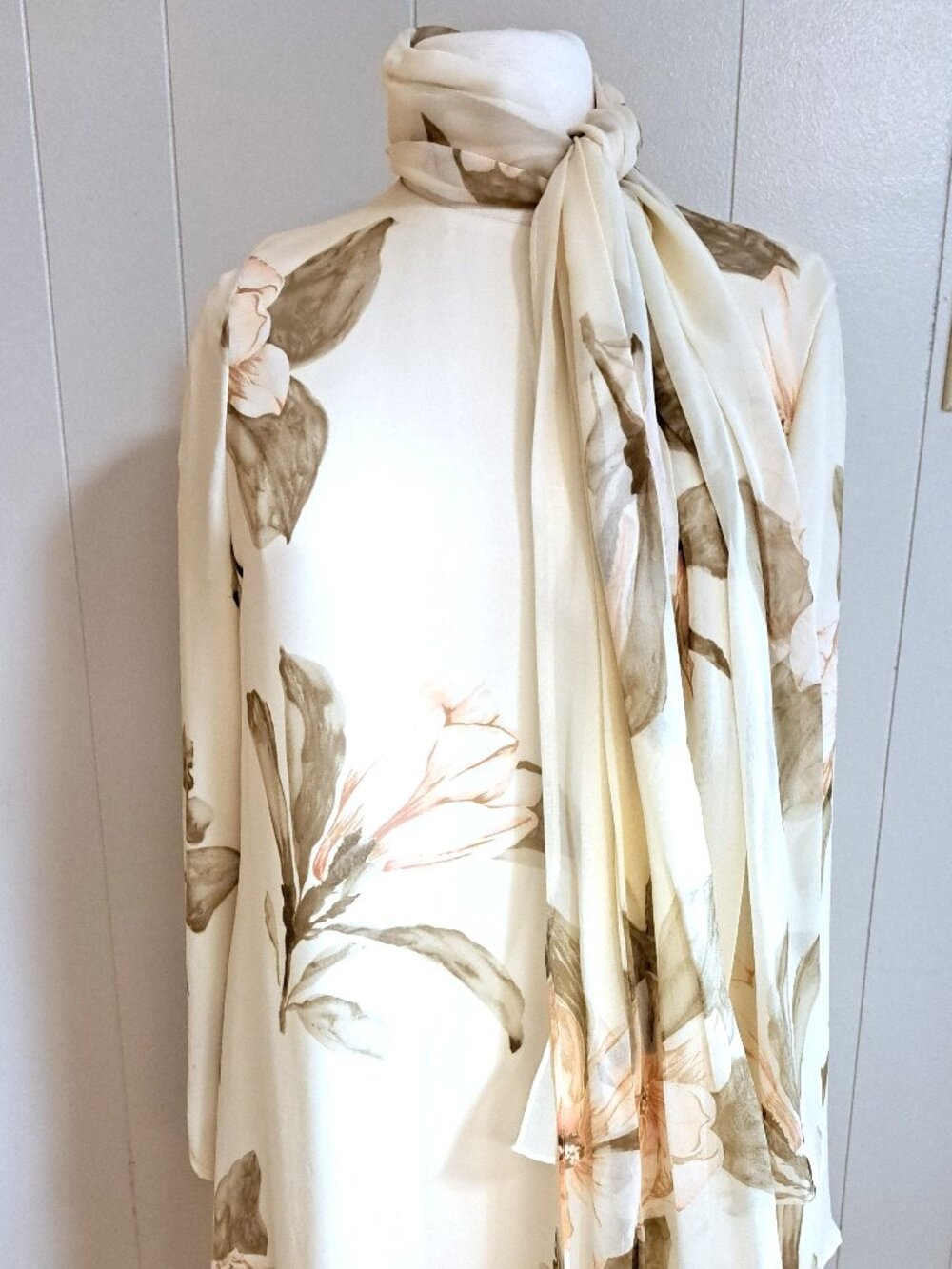 100% SILK LADIES FLOWING DRESS W MATCHING SCARF OFF WHITE W FLOWERS SIZE 10